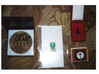 014 po lewej medal Rady Ochrony Pomników Walki i Męczeństwa przyznany Zespołowi w uznanie dla Sali Tradycji, na białym tle znaczek pocztowy z 1934 roku wydany z okazji 10-lecia Polskiego Związku Przeciwgruźliczego, po prawej u góry odznaka Opiekun Miejsc Pamięci Narodowej, po prawej u dołu odznaka za zasługi w walce z gruźlicą